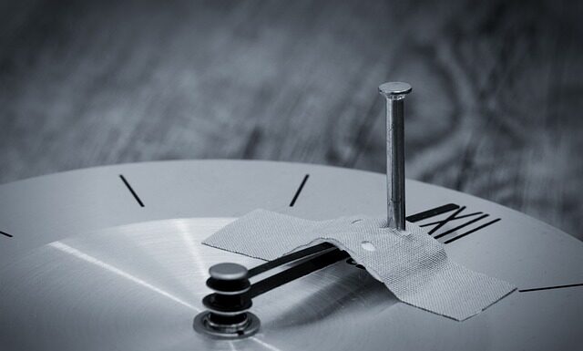 Jak przykleić coś do ściany?