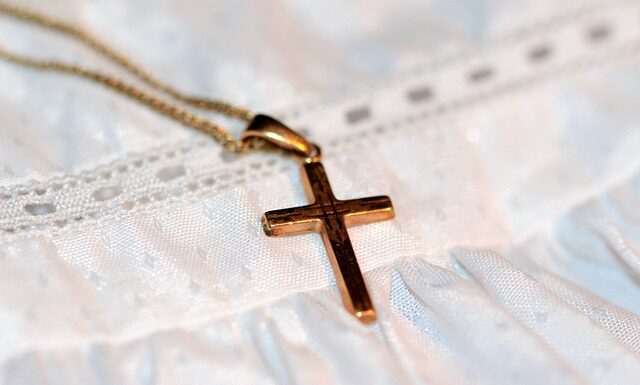 Kto kupuje szatkę i świecę do chrztu?