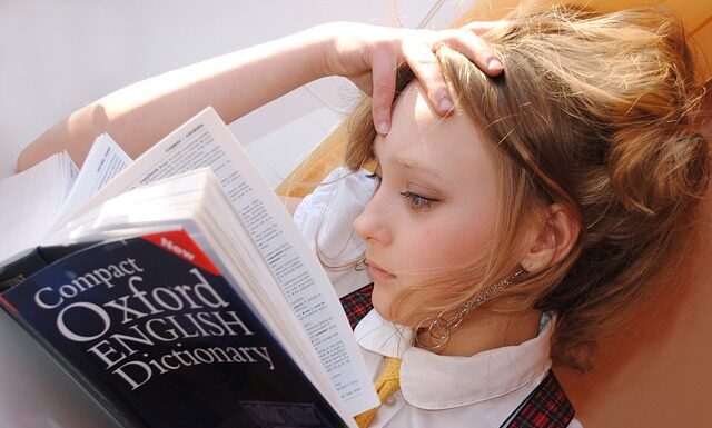 Co oznacza wysuwanie języka u niemowlaka?