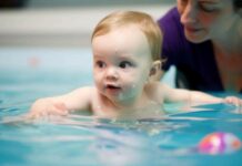 Czy nauka pływania może pomóc w rozwoju motorycznym niemowlęcia